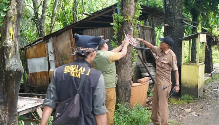 Petugas Trantibum Koto Tangah Bersihkan ‘Sampah Visual’