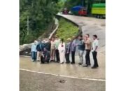 Viral Video Rombongan Politisi PDIP Arteria Dahlan Berhenti dan Foto-foto di Pendakian Ekstrim Sitinjau Lauik