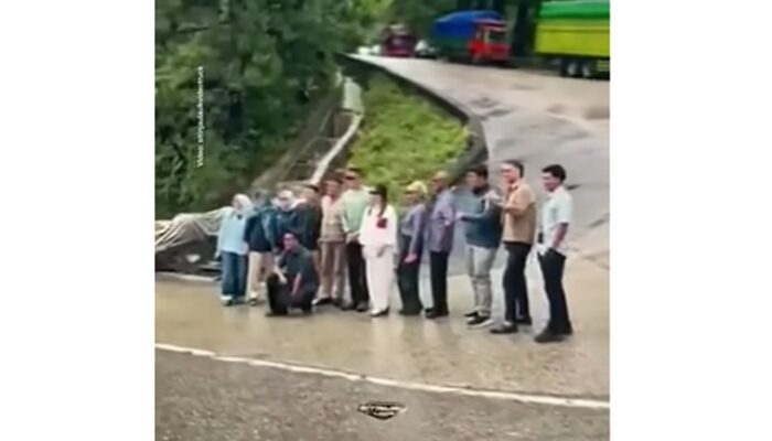 Viral Video Rombongan Politisi PDIP Arteria Dahlan Berhenti dan Foto-foto di Pendakian Ekstrim Sitinjau Lauik